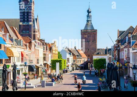 Culemborg. Vue sur la place du marché avec des boutiques, des maisons anciennes et le quartier médiéval de Binnenpoort (porte de ville) pendant un après-midi ensoleillé. Pays-Bas. Banque D'Images