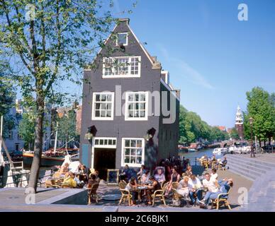 Amsterdam,Hollande-juillet 09,2009: Petit café extérieur et restaurant près de la Sint Anthoniesluis (sluis en néerlandais signifie lock) Amsterdam, pays-Bas.The M. Banque D'Images