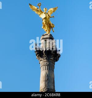 L'Ange de l'indépendance, symbole de Mexico, avec un fond bleu ciel Banque D'Images