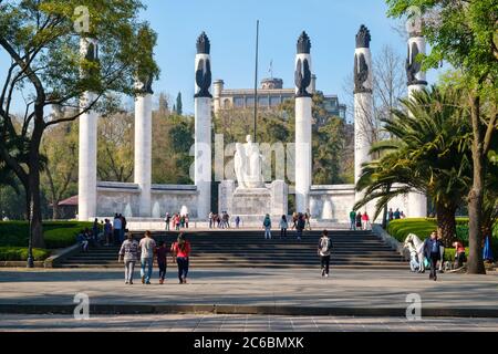 Visiteurs au monument commémorant les défenseurs de la mère-patrie mexicaine au parc Chapultepec à Mexico C Banque D'Images