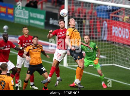 Tomas Kalas de Bristol City et Tom Eaves de Hull City (à droite) se battent pour le ballon lors du match de championnat Sky Bet à Ashton Gate, Bristol. Banque D'Images