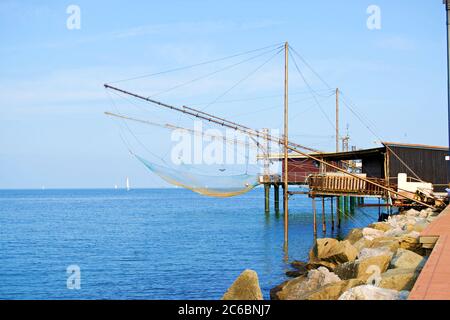 Cabanes de pêche caractéristiques sur la jetée de Porto Garibaldi in La mer Adriatique dans la municipalité de Comacchio dans le Province de Ferrara en Italie Banque D'Images