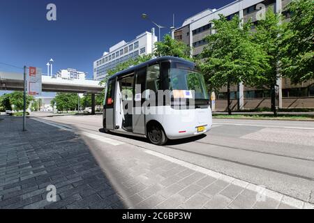 Helsinki, Finlande - 12 juin 2020 : le projet FABULOS - essai de bus auto-pilotant dans la rue de la ville dans le quartier de Pasila. Banque D'Images