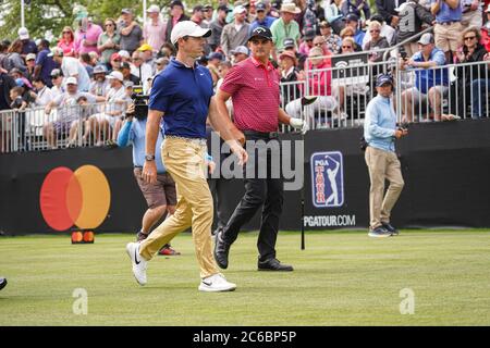 Rory McIlroy et Christiaan Bezuidenhout passent les fans lors de la finale d'invitation d'Arnold Palmer en 2020 au Bay Hill Club à Orlando, en Floride Banque D'Images