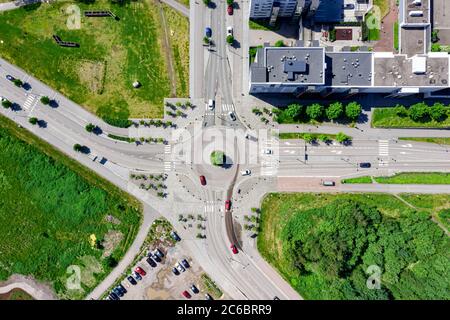 Vue aérienne d'un rond-point de circulation dans le quartier résidentiel d'Espoo, Finlande. Banque D'Images