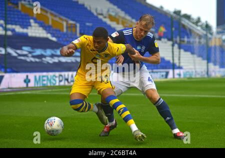 La brasserie Rhian Brewster de Swansea City (à gauche) et Marc Roberts de Birmingham City se battent pour le ballon lors du match du championnat Sky Bet au stade des trophées de St Andrew's trillion, à Birmingham. Banque D'Images