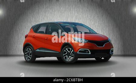 Vue avant du mini SUV, mini SUV orange sur fond blanc, multisegment Banque D'Images