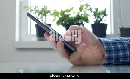 Personne âgée isolée en quarantaine à domicile SMS utilisant la technologie du téléphone cellulaire, social distancing style de vie dans la pandémie de coronavirus Banque D'Images