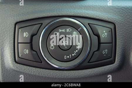 Commutateur d'éclairage de voiture. Image en gros plan du commutateur de commande d'éclairage de la voiture. Banque D'Images