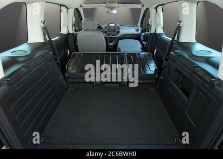 Coffre de voiture. Coffre de voiture avec sièges arrière rabattus. Banque D'Images