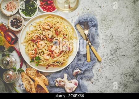 Concept de fruits de mer. Pâtes avec crevettes dans une assiette, gros plan, espace de copie, vue de dessus, plat. Banque D'Images