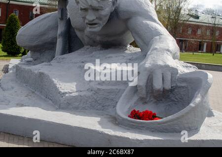 Brest, Bélarus - 18 avril 2020 : image avec une sculpture au monument de la soif de la forteresse de Brest. Banque D'Images