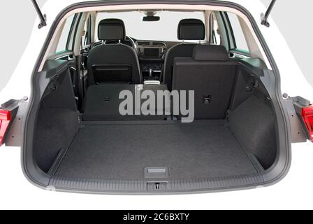 Coffre de voiture. Coffre de voiture avec sièges arrière rabattus. Banque D'Images