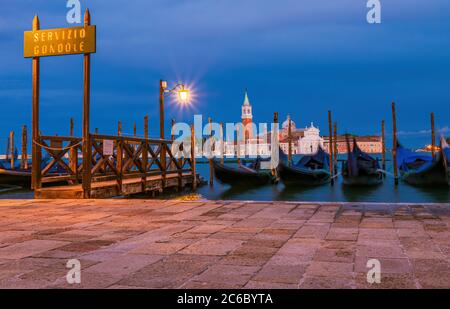 Gondoles flottant dans le Grand Canal, Venise - Italie Banque D'Images