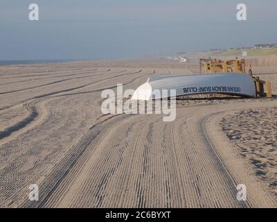 Matin d'été sur la rive du New Jersey avec un pêcheur et un bateau de sauvetage. Banque D'Images