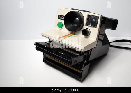 Schiedam, pays-Bas - DEC 29, 2019:un appareil photo de film instantané vintage chargeant une cassette sur fond blanc. Banque D'Images