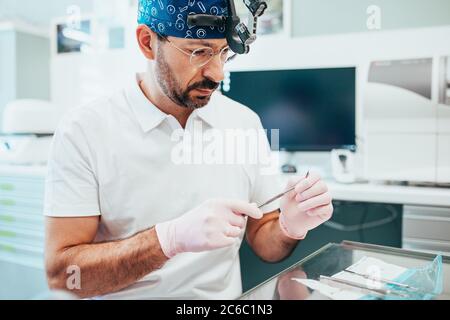 Minsk, Bélarus - 11 juin 2020 : un dentiste professionnel prépare des outils pour le traitement de la carie dentaire et de la douleur dentaire - aide qualifiée Banque D'Images