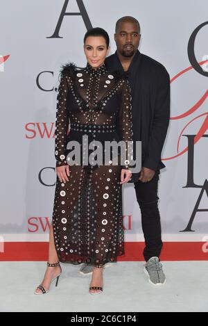 Kim Kardashian et le rappeur Kanye West assistent aux Prix de mode 2015 de la CFDA au Hall Alice Tully au Lincoln Centre le 1er juin 2015 à New York. Banque D'Images