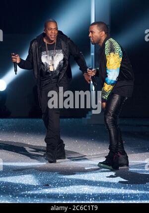 Kanye West (R) et Jay-Z se sont performances lors du Secret Fashion Show 2011 de Victoria à l'arsenal de Lexington Avenue le 9 novembre 2011 à New York. Banque D'Images