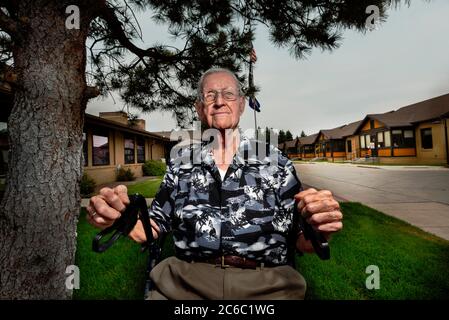 15 juin 2014, Monte Vista, Colorado, Etats-Unis: NOUS Veteran Ed KITSCH photographié dans la zone d'entrée du Centre va. Ed Kitsch était photographe militaire pendant la Seconde Guerre mondiale. Suzanne Krieger femme qui vit à New York depuis 1924, se Marie, devient mère de 3 garçons et est artiste, réalise dans ses années 80 qu'elle ne peut plus vivre seule. Suzanne Krieger est sur le point de voyager de la côte est de New York à l'Ouest américain au Colorado (États-Unis), pour devenir résident permanent au Veterans Center à Homelake, Colorado. « visiter maman » est une série photographique qui documente sa mutation Banque D'Images