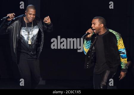 Kanye West (R) et Jay-Z se sont performances lors du Secret Fashion Show 2011 de Victoria à l'arsenal de Lexington Avenue le 9 novembre 2011 à New York. Banque D'Images