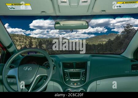 19 juillet 2015, Monte Vista, Colorado, Etats-Unis: Colorado conduire de Monte Vista à Denver Colorado une vue par la fenêtre avant avec des nuages et des arbres dans la forêt, la nature vue à travers le pare-vent. Suzanne Krieger femme qui vit à New York depuis 1924, se Marie, devient mère de 3 garçons et est artiste, réalise dans ses années 80 qu'elle ne peut plus vivre seule. Suzanne Krieger est sur le point de voyager de la côte est de New York à l'Ouest américain au Colorado (États-Unis), pour devenir résident permanent au Veterans Center à Homelake, Colorado. 'Visiter maman' est une série photographique docu Banque D'Images