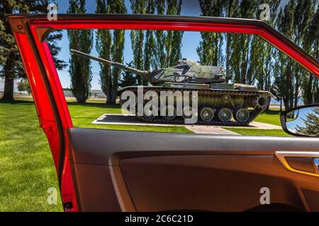 3 juin 2017, Monte Vista, Colorado, Etats-Unis: Fenêtre rouge de voiture de location avec char militaire en vue par la fenêtre qui est exposée au Centre des anciens combattants à Homelake Colorado où ma mère est une résidente. Une femme qui vit à New York depuis 1924, se Marie, devient mère de 3 garçons et est artiste, réalise dans ses années 80 qu'elle ne peut plus vivre seule. Suzanne Krieger est sur le point de voyager de la côte est de New York à l'Ouest américain au Colorado (États-Unis), pour devenir résident permanent au Veterans Center à Homelake, Colorado. « visiter maman » est un document de série photographique Banque D'Images