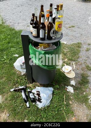 Les ordures débordant peuvent, avec beaucoup de déchets, des bouteilles de verre à côté, des déchets de fête, à un point d'observation dans la forêt, Korte Klippe, Essen, NRW, germe Banque D'Images