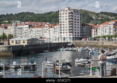 Vue sur la zone protégée d'amarrage du port de Castro Urdiales avec les bâtiments de la promenade en arrière-plan, Cantabrie, Espagne, Europe Banque D'Images