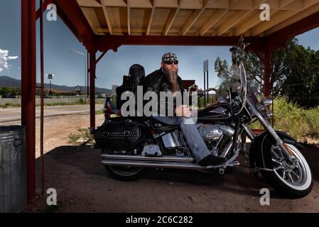 Santa Fe, Nouveau-Mexique, États-Unis. 15 août 2019. Biker RON de Galveston TX à Camel Rock, chauffeur de camion pour le travail posé pour la photographie sur sa moto sous la zone de repos. Une femme qui vit à New York depuis 1924, se Marie, devient mère de 3 garçons et est artiste, réalise dans ses années 80 qu'elle ne peut plus vivre seule. Suzanne Krieger est sur le point de voyager de la côte est de New York à l'Ouest américain au Colorado (États-Unis), pour devenir résident permanent au Veterans Center à Homelake, Colorado. « visiter maman » est une série photographique qui documente sa mutation à un Banque D'Images