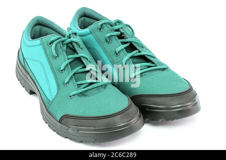 une paire de chaussures de randonnée bon marché vert turquoise bleu menthe aqua isolé sur fond blanc - vue en gros plan en perspective Banque D'Images