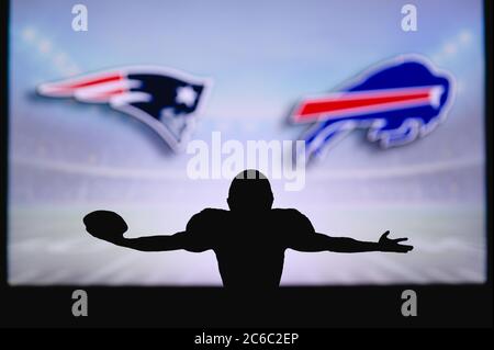 New England Patriots contre Buffalo Bills . Match NFL. Match de la Ligue américaine de football. Silhouette de joueur professionnel pour une touche de touche. Écran dans b Banque D'Images