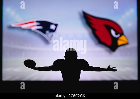 Patriotes de la Nouvelle-Angleterre contre Arizona Cardinals . Match NFL. Match de la Ligue américaine de football. Silhouette de joueur professionnel pour une touche de touche. Écran Banque D'Images