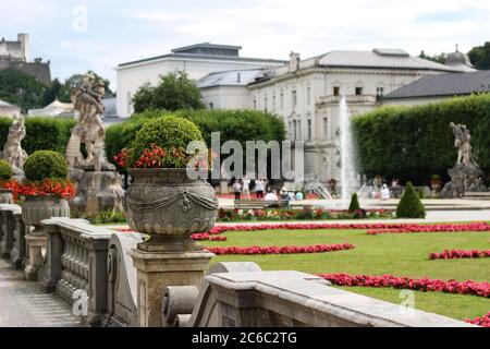 SALZBOURG, AUTRICHE, EUROPE - 02 JUILLET 2020 : jardins du palais Mirabell de Salzbourg de renommée mondiale - jardins baroques en centre-ville. Flou ornemental Banque D'Images