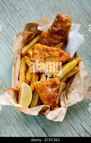 Poisson et frites servis à emporter Banque D'Images