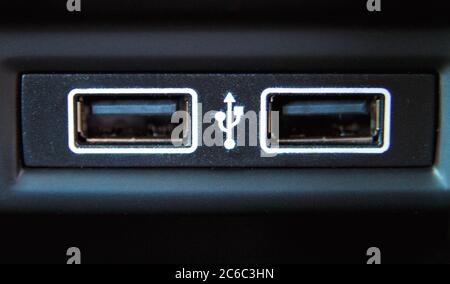 Port USB sur le panneau de la voiture. Deux ports USB sur le panneau de la voiture. Deux ports usb sur le tableau de bord d'une voiture de tourisme moderne. Banque D'Images
