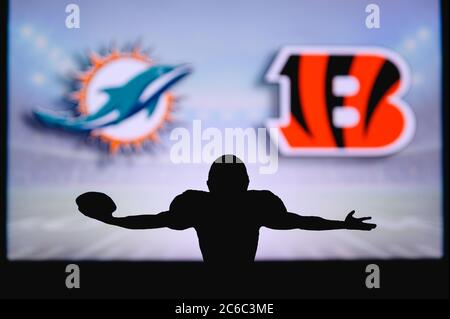 Dolphins de Miami contre Bengals de Cincinnati. Match NFL. Match de la Ligue américaine de football. Silhouette de joueur professionnel pour une touche de touche. Écran en bac Banque D'Images