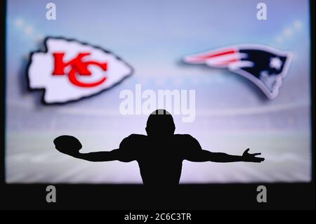 Kansas City Chiefs contre New England Patriots. Match NFL. Match de la Ligue américaine de football. Silhouette de joueur professionnel pour une touche de touche. Écran Banque D'Images