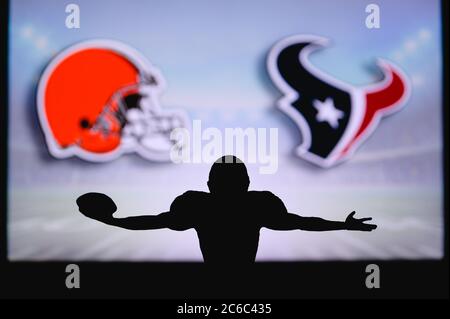 Cleveland Browns contre Houston Texans. Match NFL. Match de la Ligue américaine de football. Silhouette de joueur professionnel pour une touche de touche. Écran au verso Banque D'Images