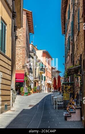 Castiglione del Lago, Ombrie, Italie, un magnifique village médiéval sur les rives du lac Trasimeno, autrefois la capitale d'un important marquisat Banque D'Images