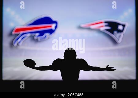 Buffalo Bills contre New England Patriots. Match NFL. Match de la Ligue américaine de football. Silhouette de joueur professionnel pour une touche de touche. Écran dans ba Banque D'Images