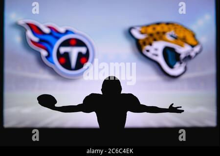 Tennessee Titans contre Jacksonville Jaguars. Match NFL. Match de la Ligue américaine de football. Silhouette de joueur professionnel pour une touche de touche. Entrée de l'écran Banque D'Images