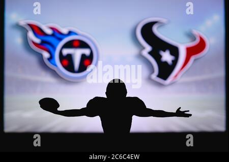 Tennessee Titans contre Houston Texans. Match NFL. Match de la Ligue américaine de football. Silhouette de joueur professionnel pour une touche de touche. Écran au verso Banque D'Images