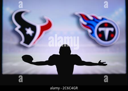 Texas de Houston contre Titans du Tennessee. Match NFL. Match de la Ligue américaine de football. Silhouette de joueur professionnel pour une touche de touche. Écran au verso Banque D'Images