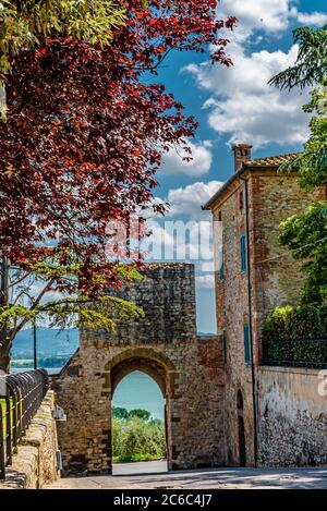 Castiglione del Lago, Ombrie, Italie, un magnifique village médiéval sur les rives du lac Trasimeno, autrefois la capitale d'un important marquisat Banque D'Images