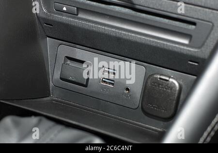 Deux ports USB sur le panneau de la voiture Banque D'Images