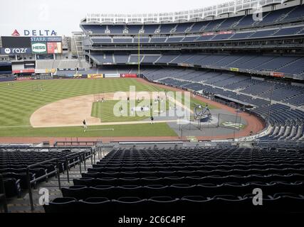 Bronx, États-Unis. 08 juillet 2020. Les joueurs des New York Yankees s'étirent lors d'une séance d'entraînement de printemps au Yankee Stadium le mercredi 8 juillet 2020. La saison de baseball des grandes ligues a commencé en 2020 après la pandémie de COVID-19 qui a causé des mois de retards. Photo de John Angelillo/UPI crédit: UPI/Alay Live News Banque D'Images