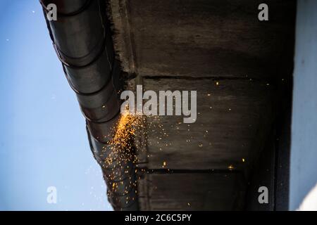 Système de gouttière de rechange avec machine de soudage pour toit métallique. Système de drainage de gouttière de support sur le toit. Couper un système de gouttière sur le toit. Banque D'Images