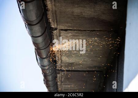 Système de gouttière de rechange avec machine de soudage pour toit métallique. Système de drainage de gouttière de support sur le toit. Couper un système de gouttière sur le toit. Banque D'Images