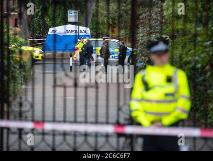 La scène à Seely Drive, Dulwich, au sud de Londres, après le coup fatal d'un homme de 18 ans. Banque D'Images